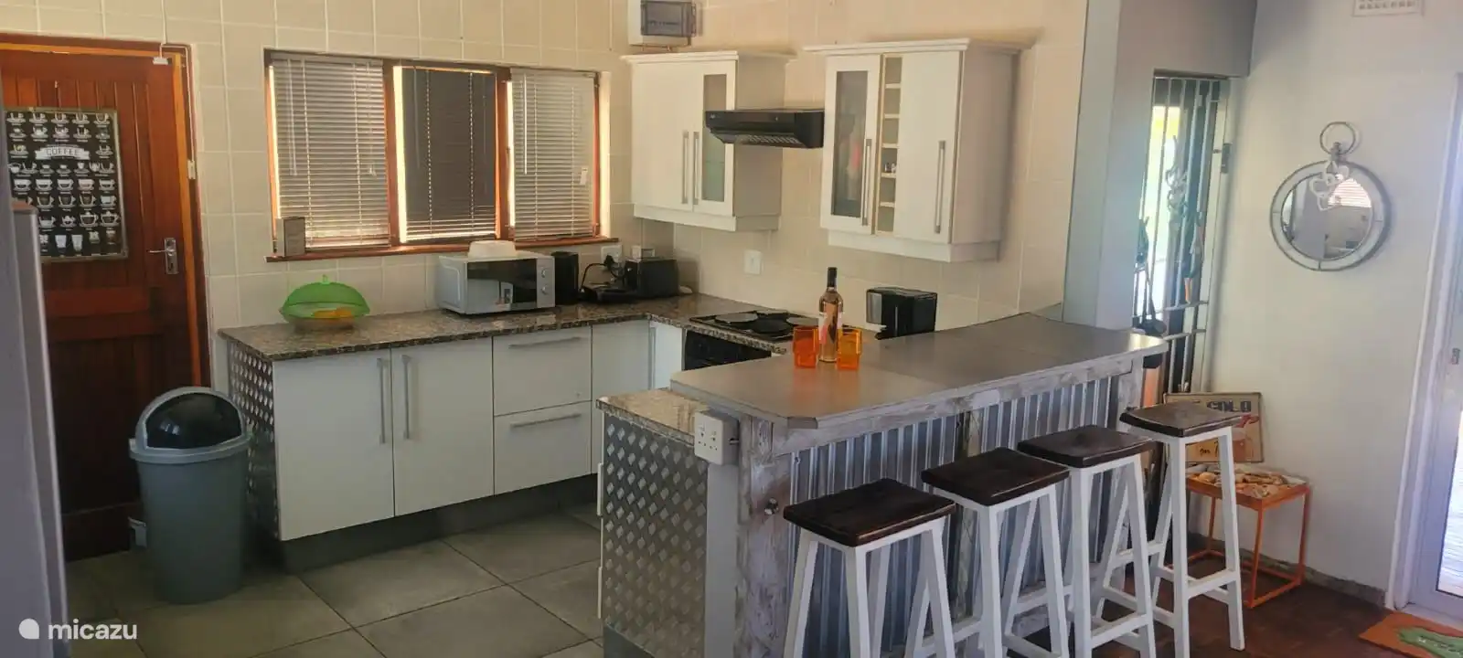 Voll ausgestattete Küche mit Kaffeemaschine, Backofen, Mikrowelle, Toastmaschine, Geschirrspüler stehen bereit. Oder wie wäre es mit diesem leckeren Riegel!