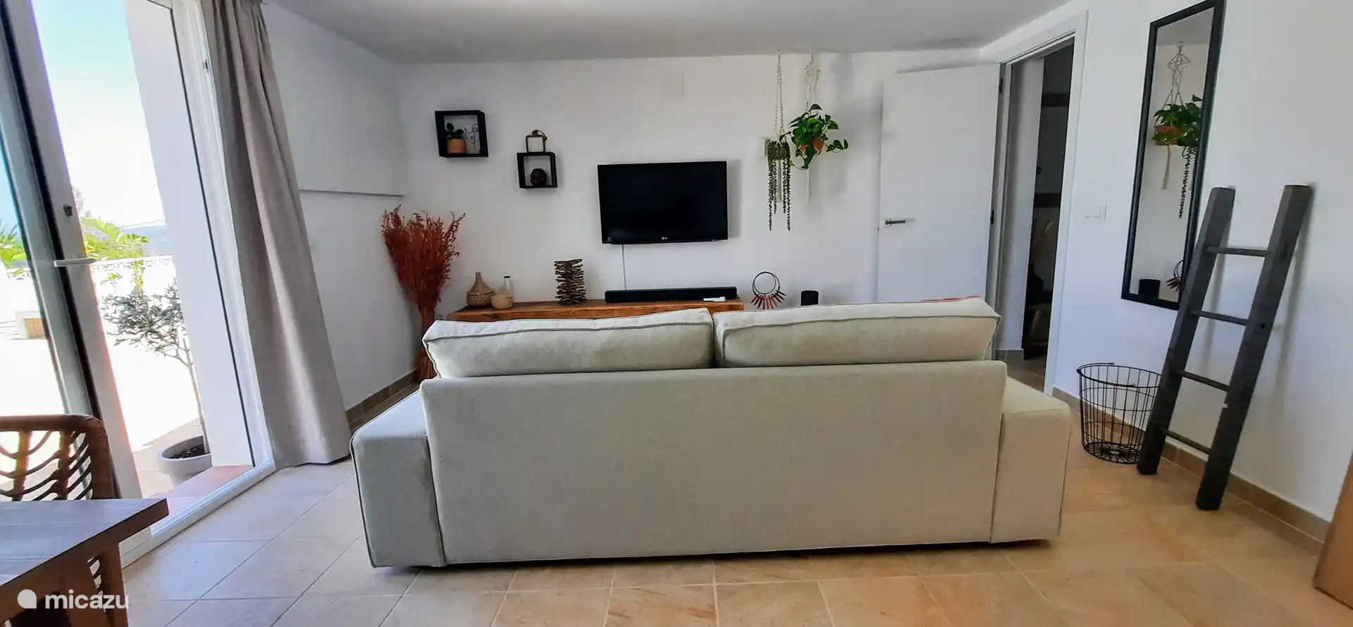 Vue depuis le lit dans l’espace studio.