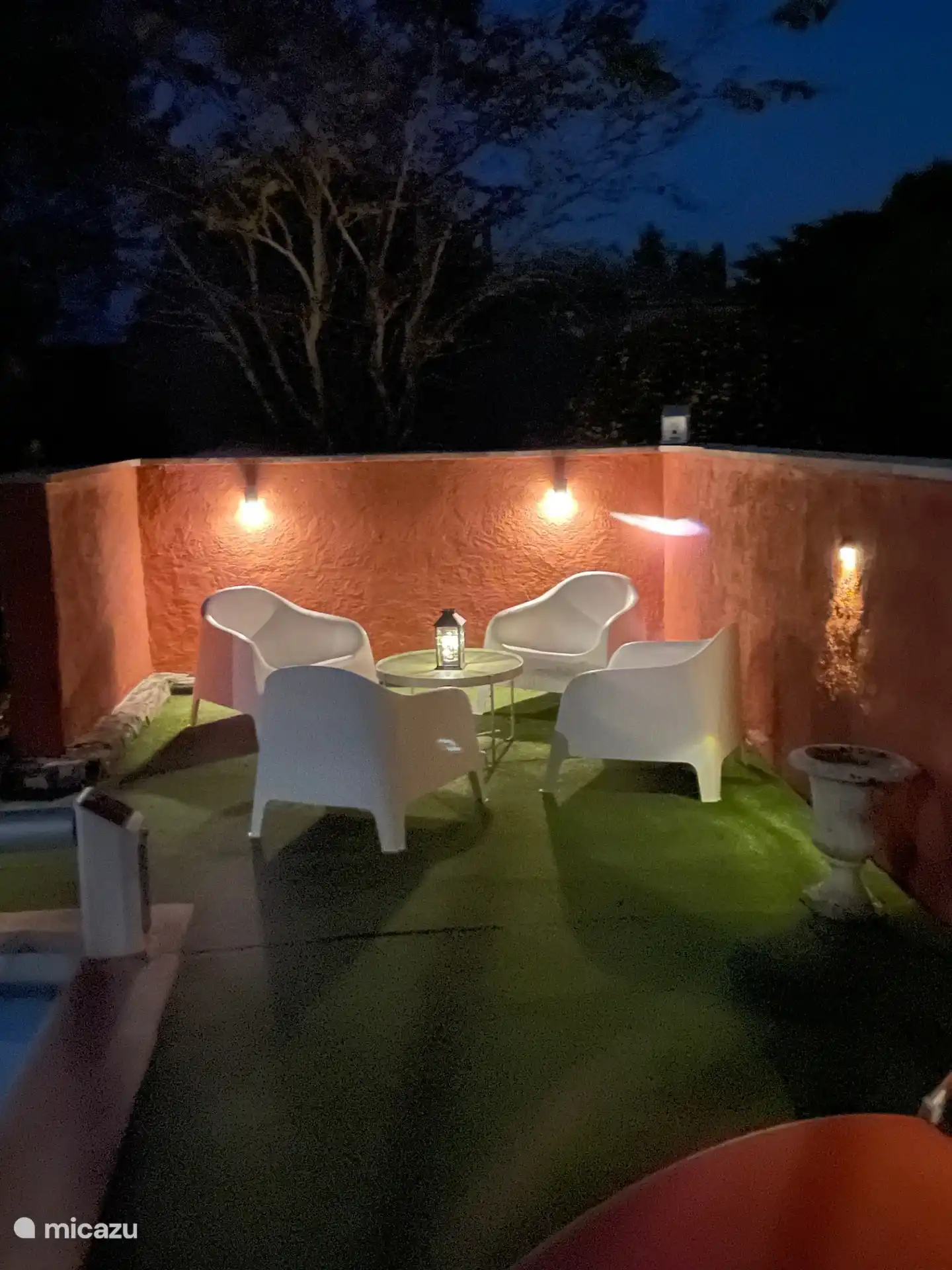 Sfeer hoekje bij het zwembad