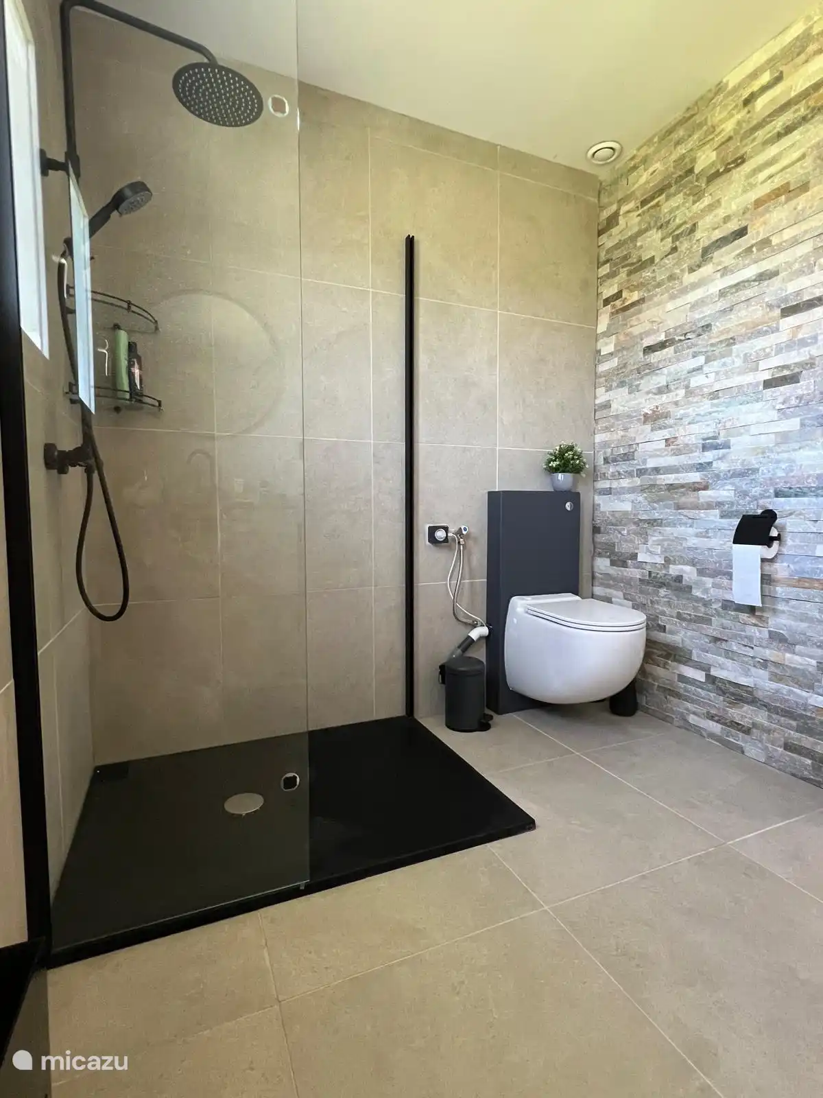 Renoviertes Badezimmer mit 2. WC