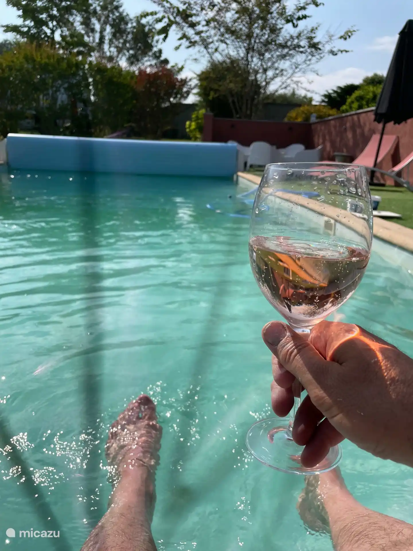 Genieten bij het heerlijke zwembad