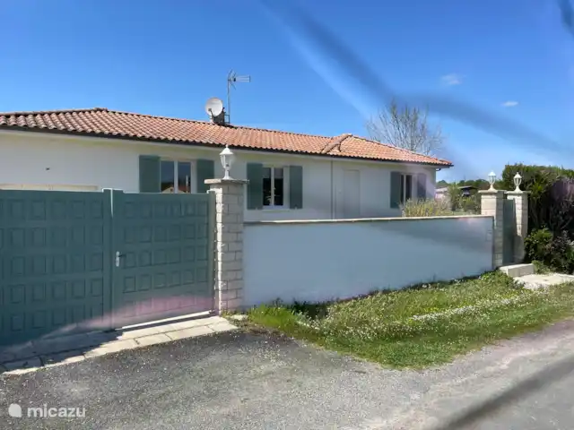 Maison Fame  huren in Frankrijk, Dordogne, Champagne-et-Fontaine - vakantiehuis Hek naar 2 parkeerplekken