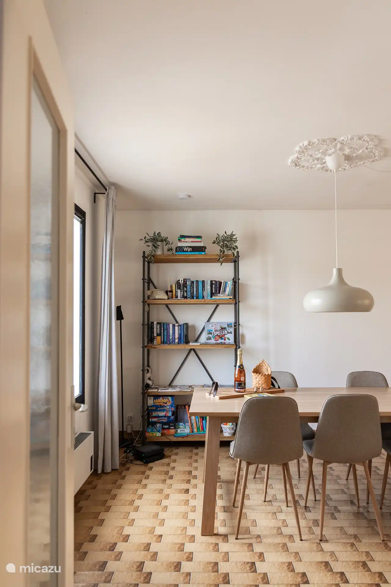 Offener Schrank mit Büchern, Spielen und Broschüren der Gegend