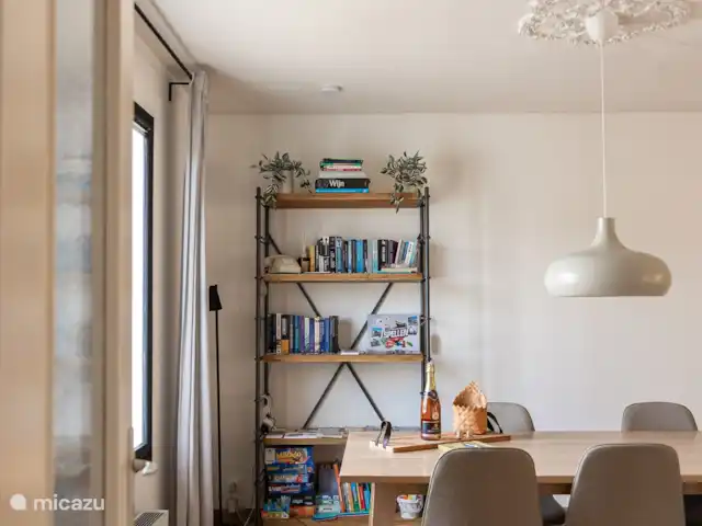Maison Fame  huren in Frankrijk, Dordogne, Champagne-et-Fontaine - vakantiehuis open kast met boeken, spelletjes en folders van de omgeving