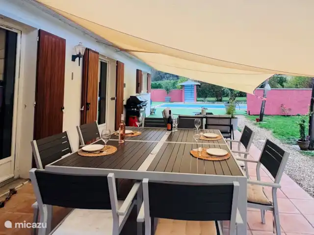 Maison Fame  huren in Frankrijk, Dordogne, Champagne-et-Fontaine - vakantiehuis buitentafel voor 8 personen