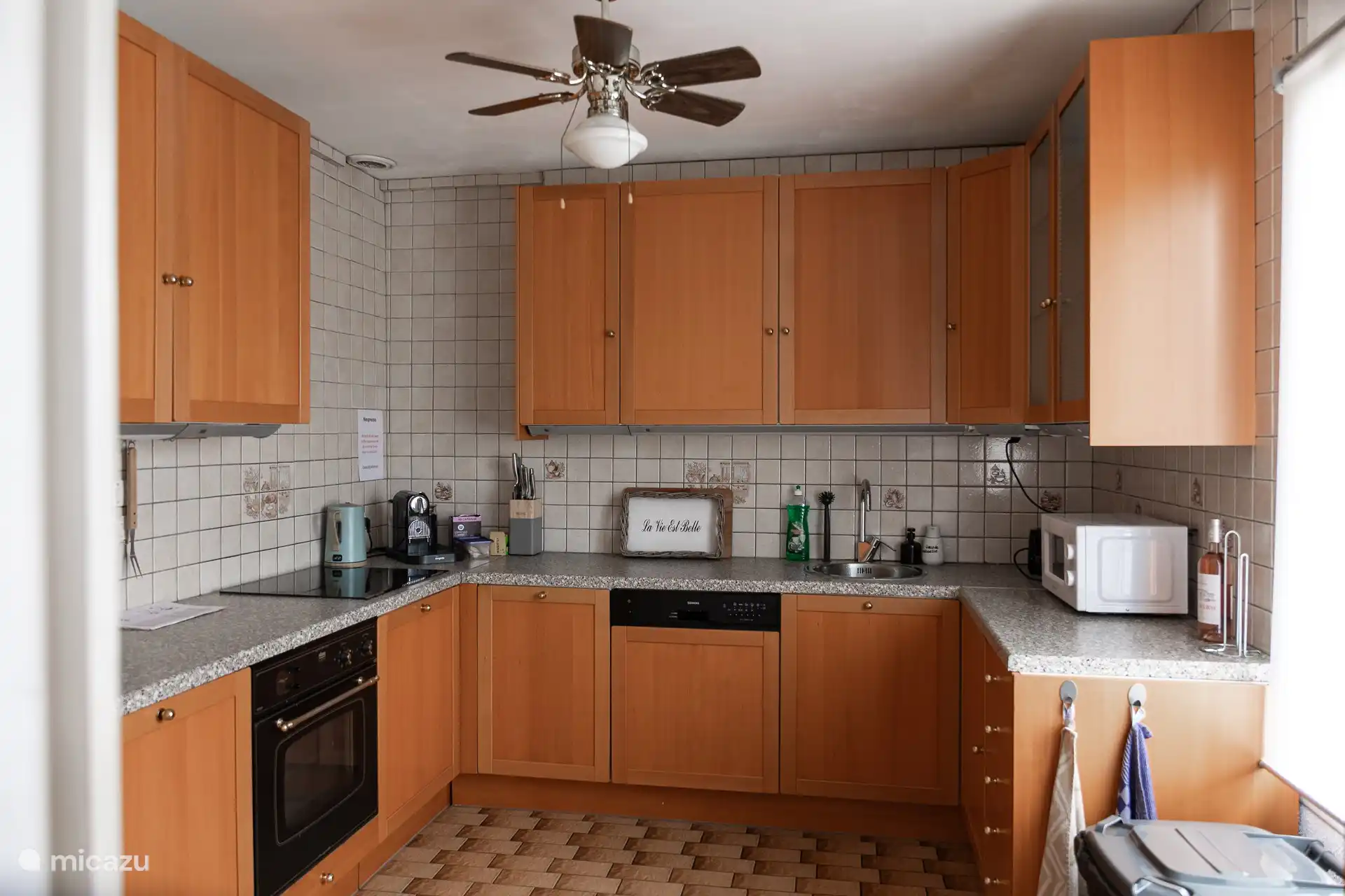 Küche für 8 Personen mit Backofen, Mikrowelle, Geschirrspüler, Nespresso-Kaffeemaschine