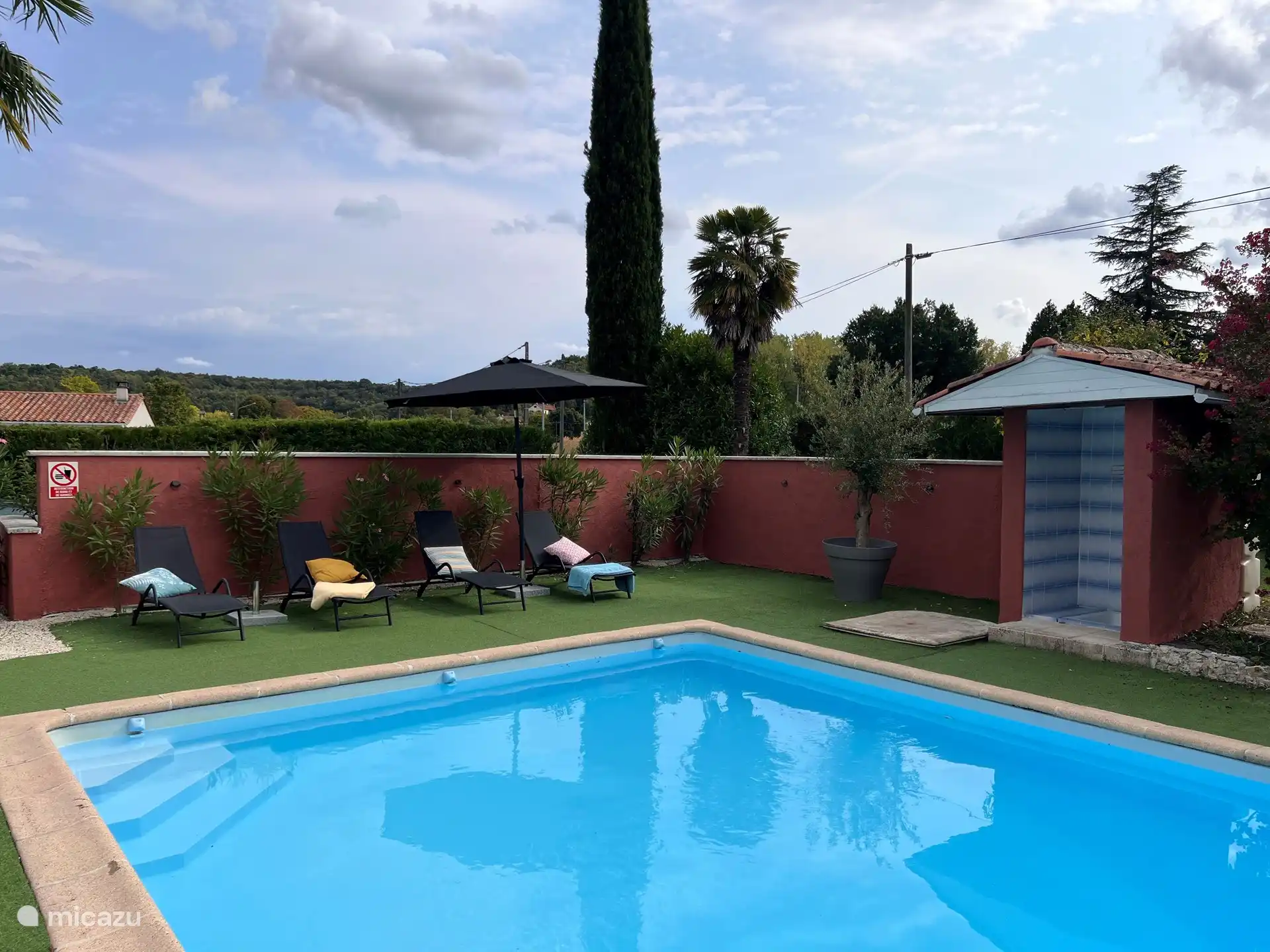 Schwimmbad 10 x 5 mit verschiedenen Sitzgelegenheiten