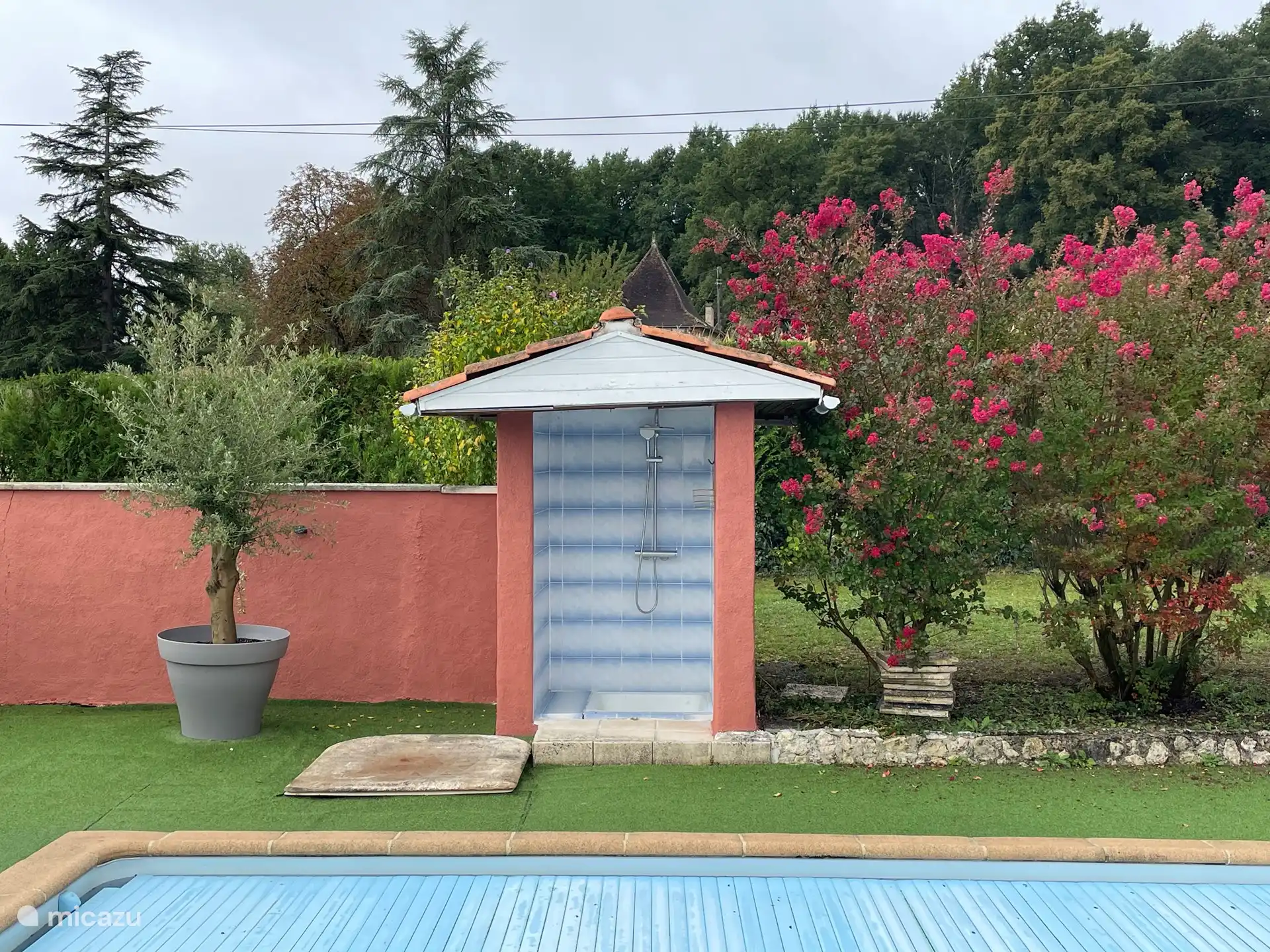 Außendusche am Schwimmbad