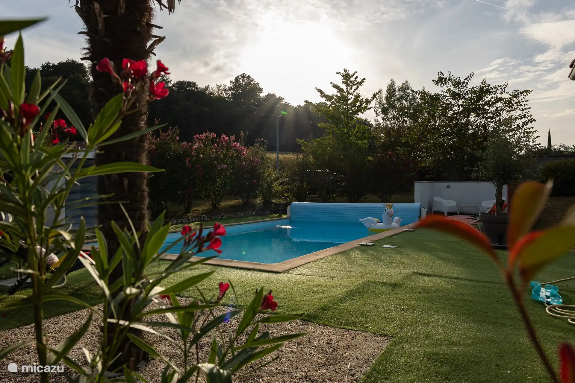 Blick durch das Schwimmbad