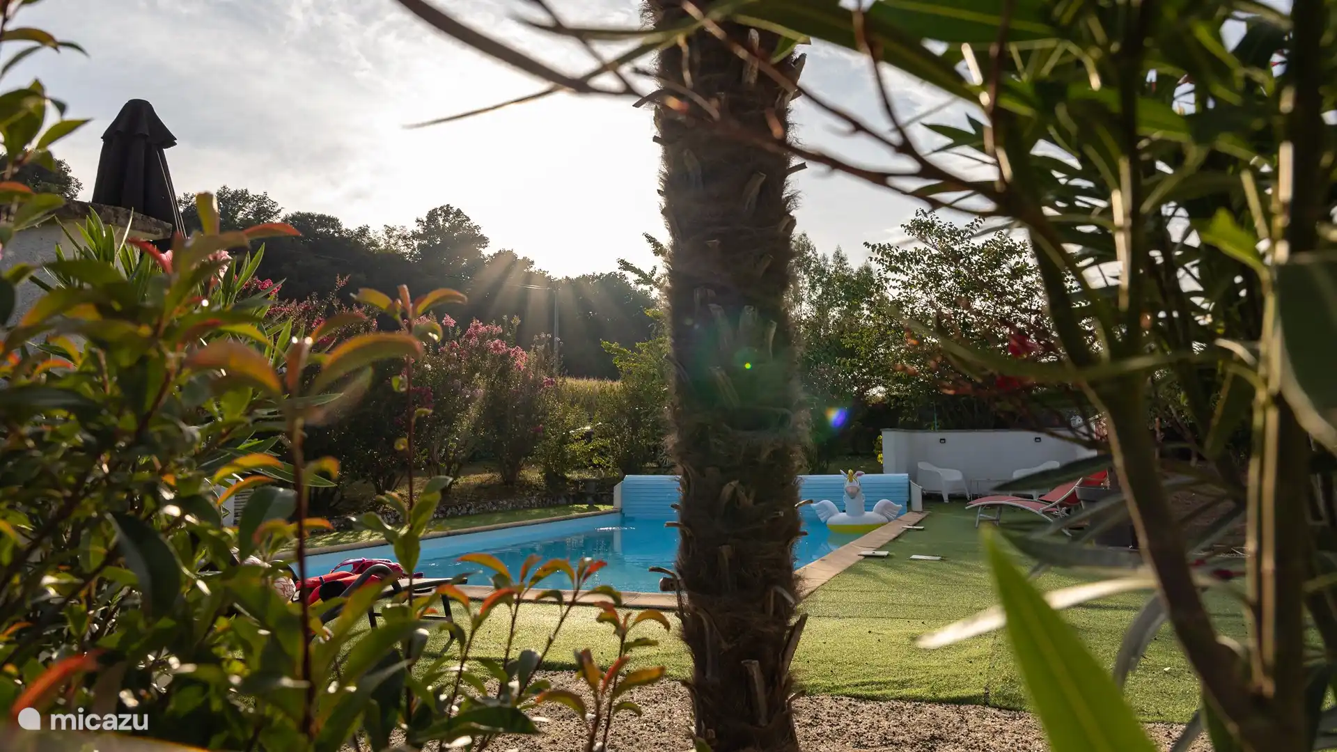 Blick durch das Schwimmbad