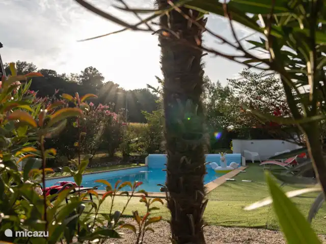 Maison Fame  huren in Frankrijk, Dordogne, Champagne-et-Fontaine - vakantiehuis doorkijk naar zwembad