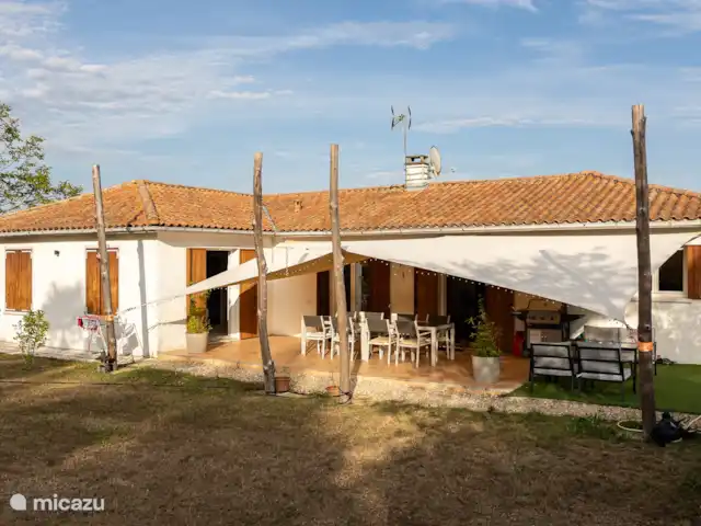 Maison Fame  huren in Frankrijk, Dordogne, Champagne-et-Fontaine - vakantiehuis achterkant woning met groot (overdekt) terras en buitentafel voor 8 personen