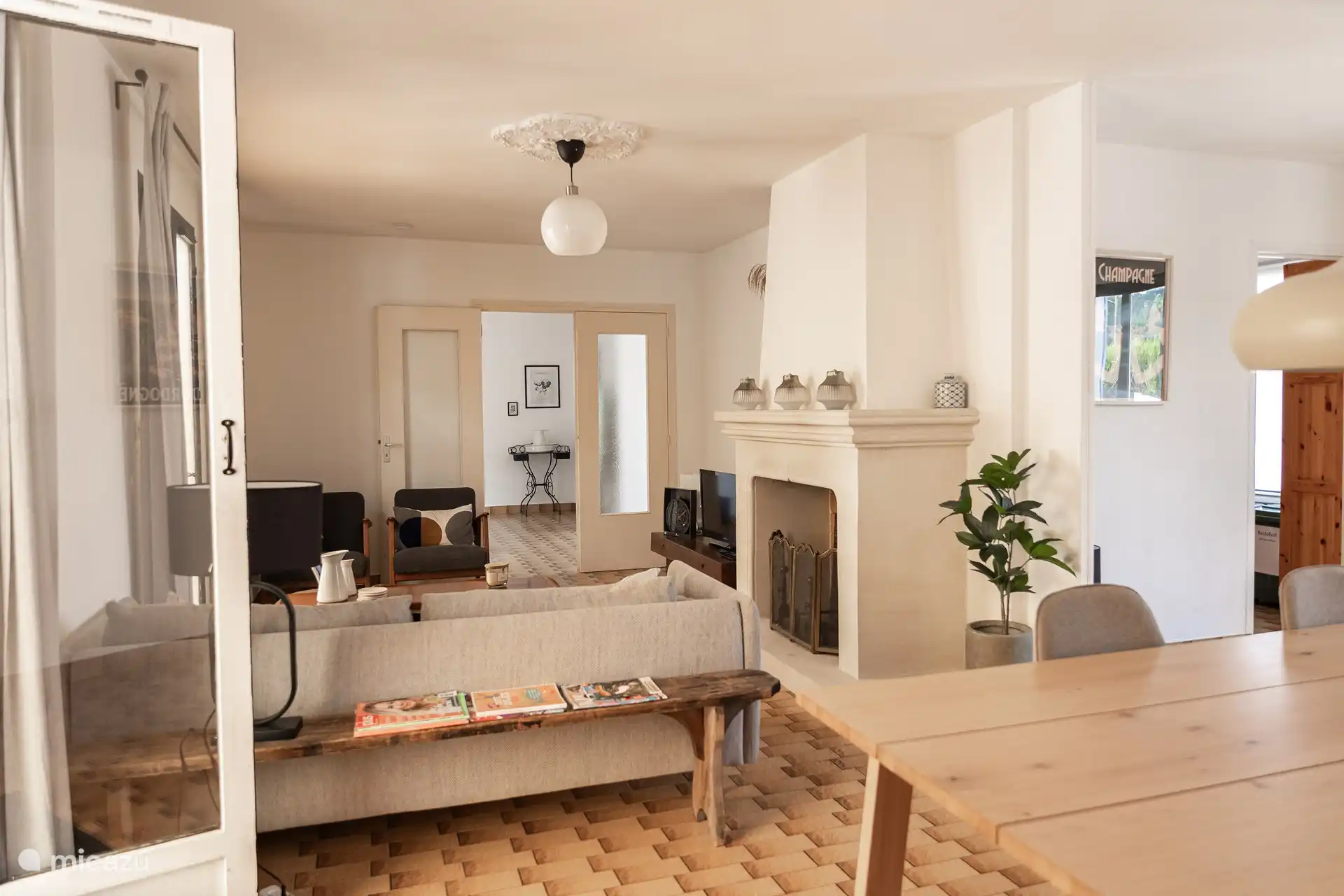 Wohnzimmer mit Kamin