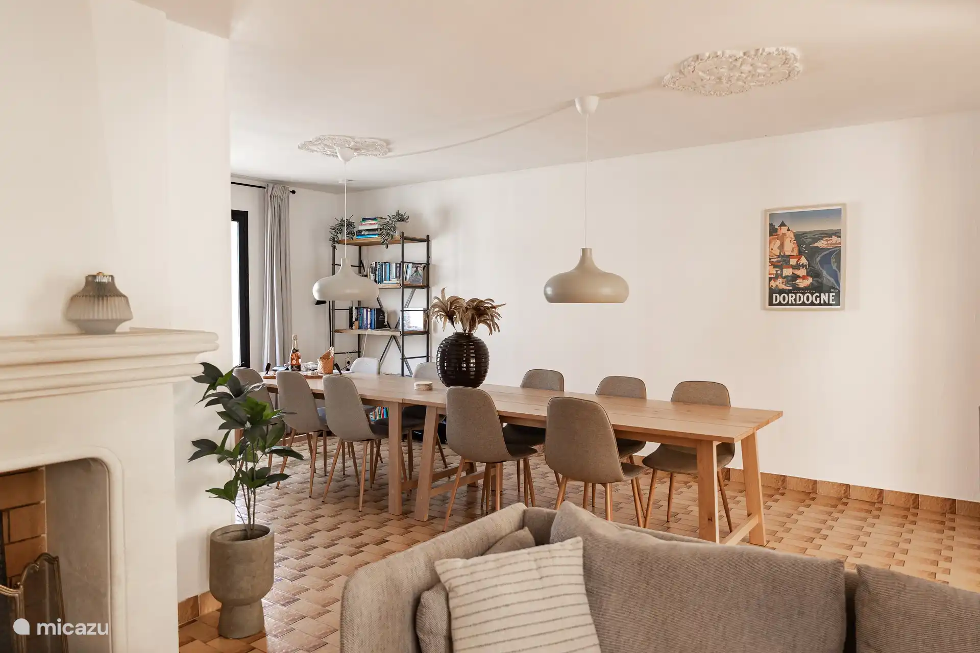 Wohnzimmer mit Esstisch für 10 Personen