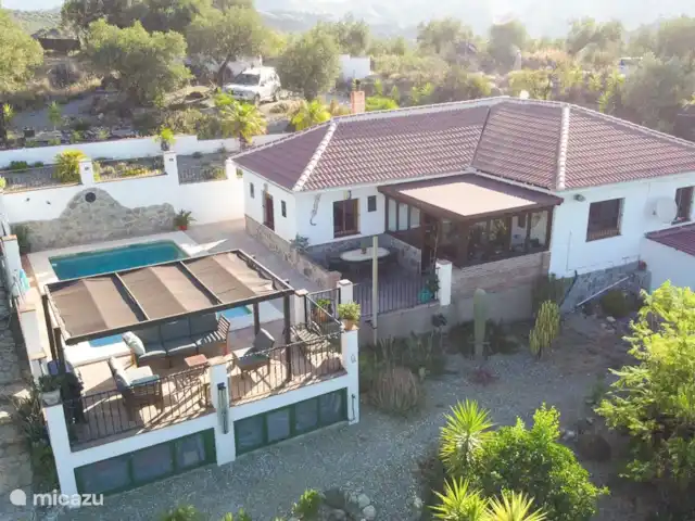 Casa Bonela en España, Andalucía, Casarabonela - casa vacacional Casa Bonela Vista se encuentra con el lado de la terraza y la piscina al sol todo el día.