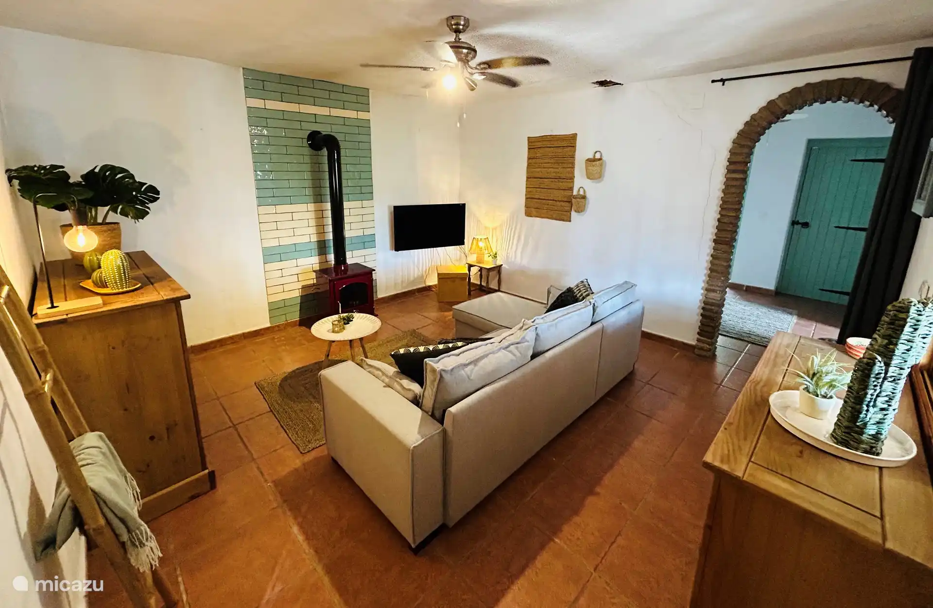 La acogedora sala de estar está elegantemente amueblada y equipada con una chaise longue, que también sirve como un cómodo sofá cama para 2 personas. 