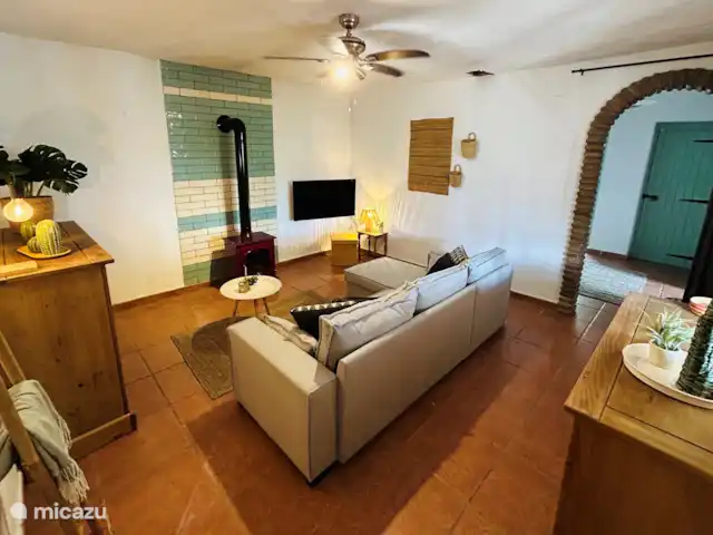Casa Bonela en España, Andalucía, Casarabonela - casa vacacional La acogedora sala de estar está elegantemente amueblada y equipada con una chaise longue, que también sirve como un cómodo sofá cama para 2 personas.