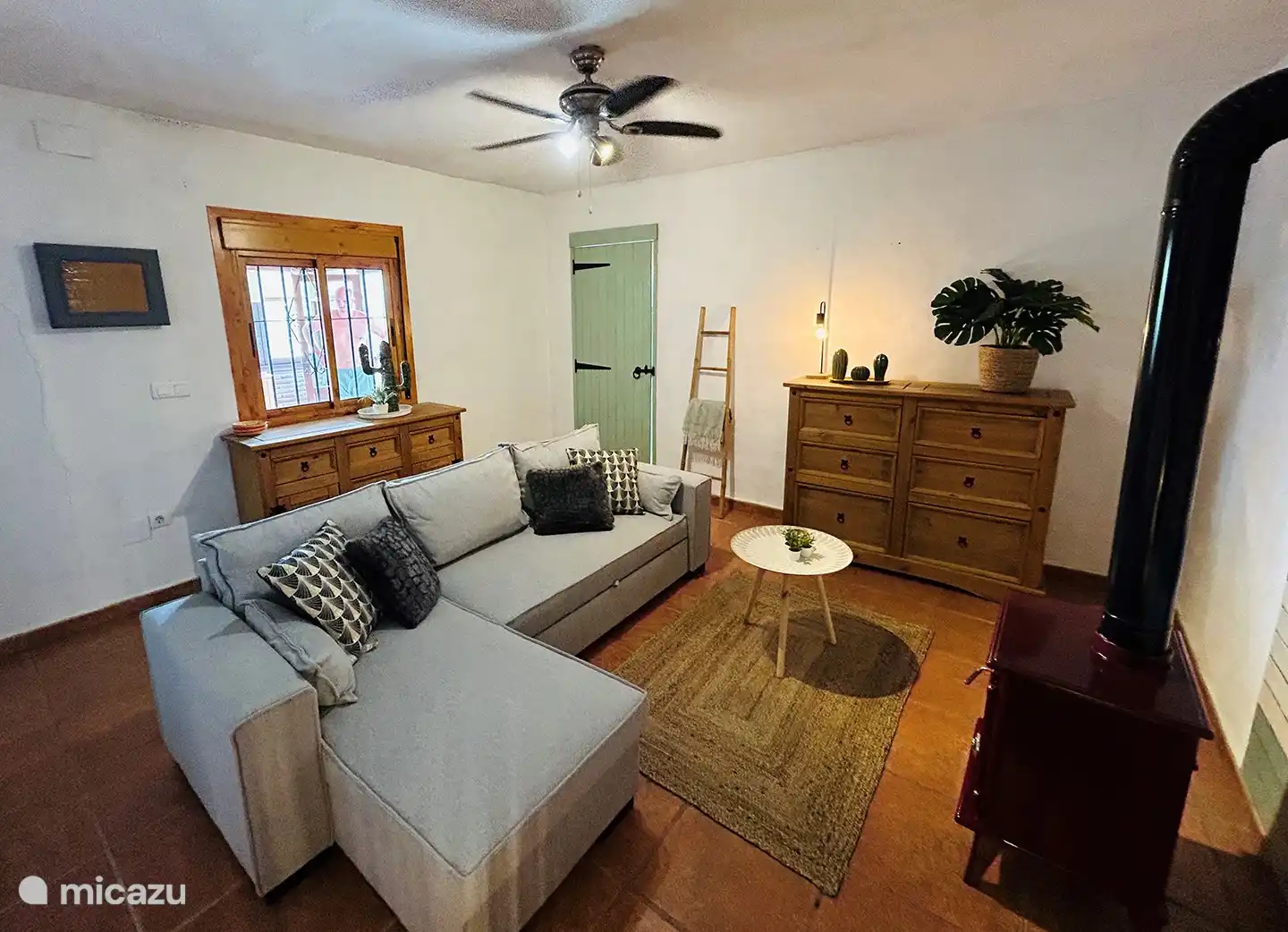 La acogedora sala de estar está elegantemente amueblada y equipada con una chaise longue, que también sirve como un cómodo sofá cama para 2 personas. 