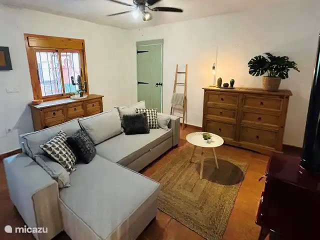 Casa Bonela en España, Andalucía, Casarabonela - casa vacacional La acogedora sala de estar está elegantemente amueblada y equipada con una chaise longue, que también sirve como un cómodo sofá cama para 2 personas.