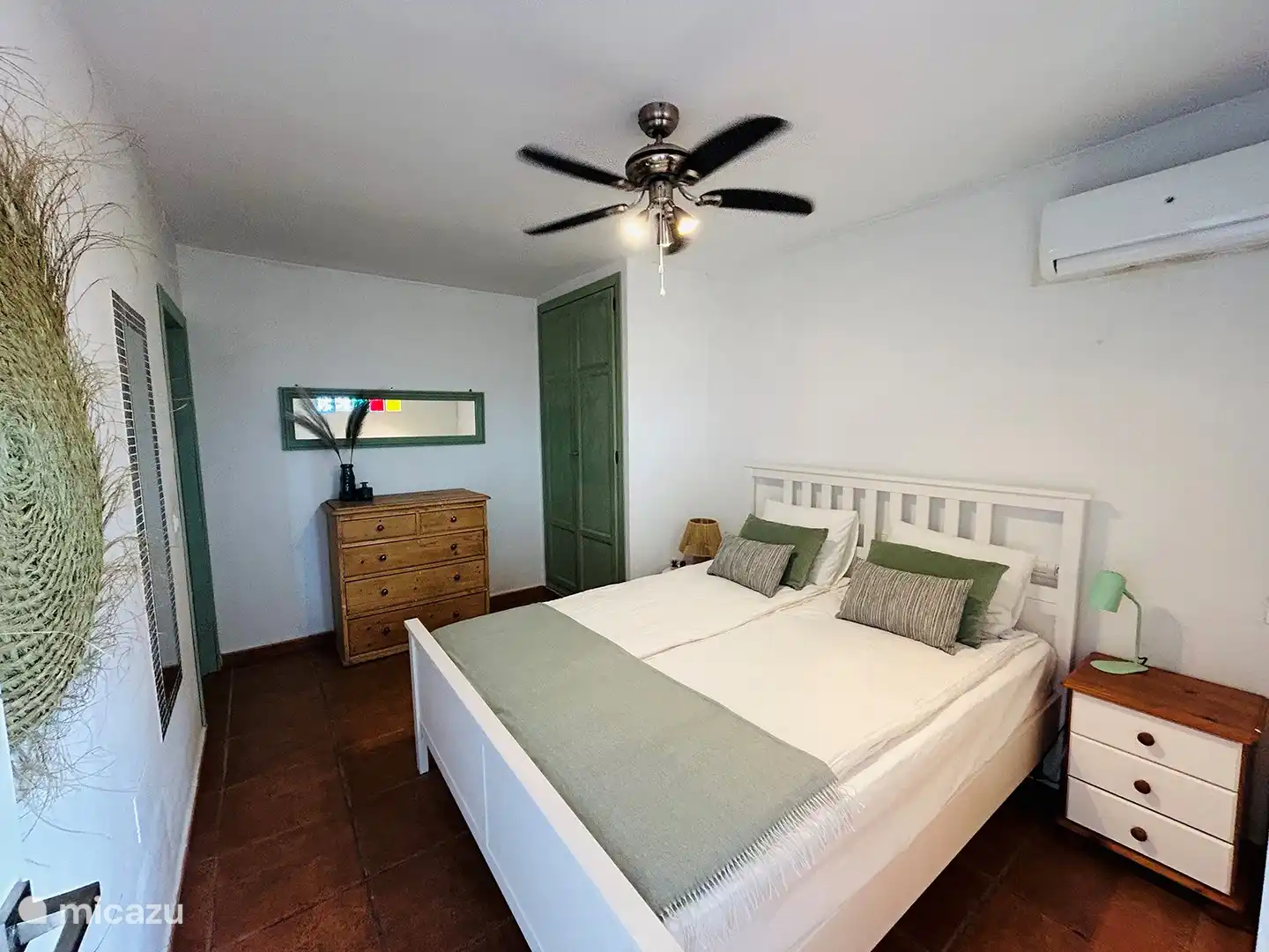 Dormitorio 1 con baño en suite, equipado con aire acondicionado y un gran armario empotrado.