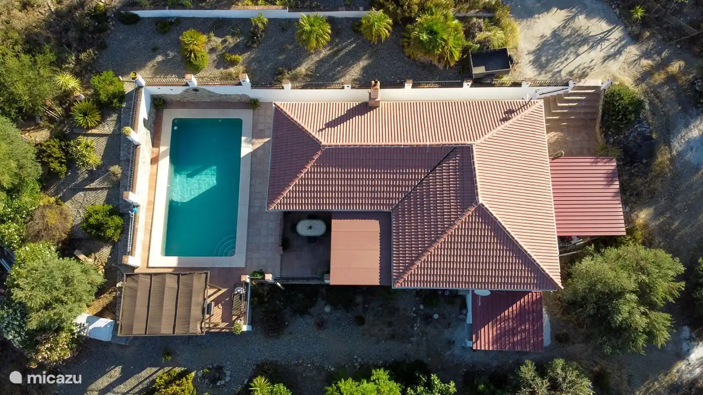 Vista superior de la casa con piscina.