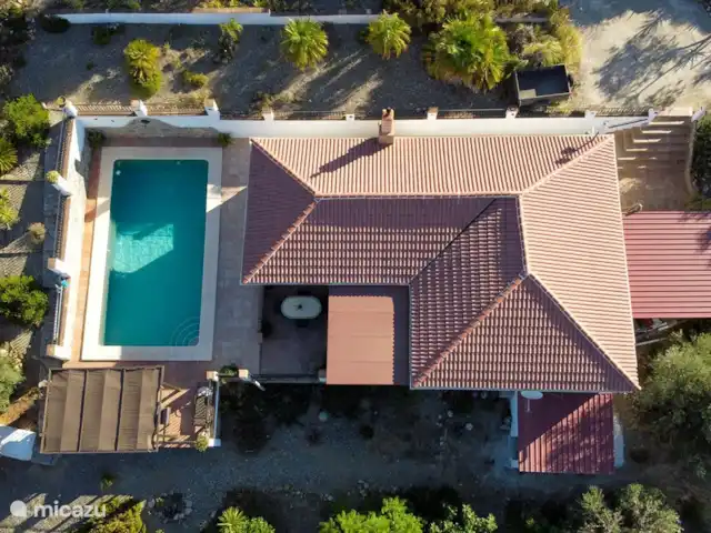 Casa Bonela en España, Andalucía, Casarabonela - casa vacacional Vista superior de la casa con piscina.