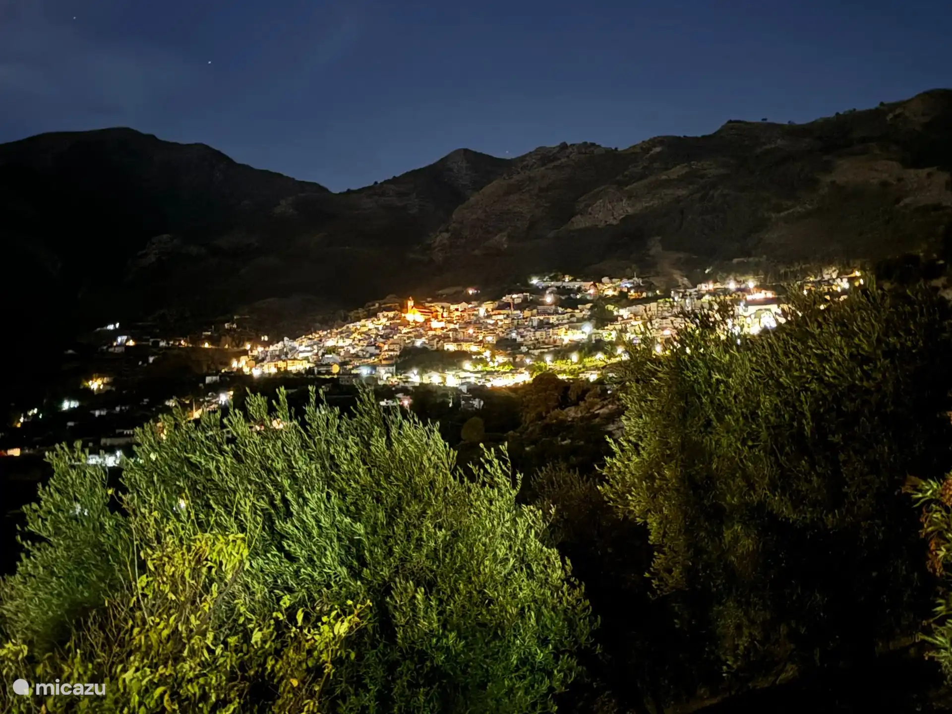 ¡Vista de Casarabonela de noche!