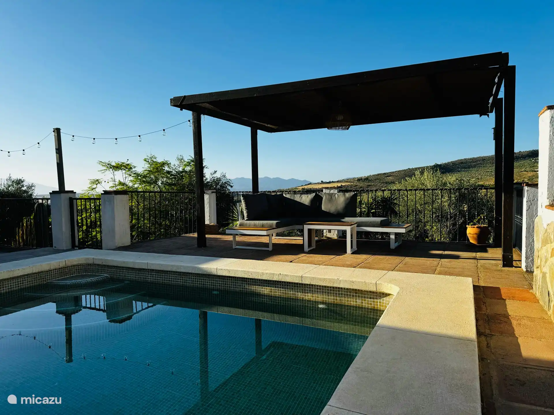 Conjunto de piscina y salón
