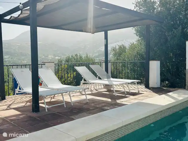 Casa Bonela en España, Andalucía, Casarabonela - casa vacacional Terraza solárium con una hermosa vista del valle por un lado y del típico pueblo español de montaña blanca de Casarabonela por el otro.