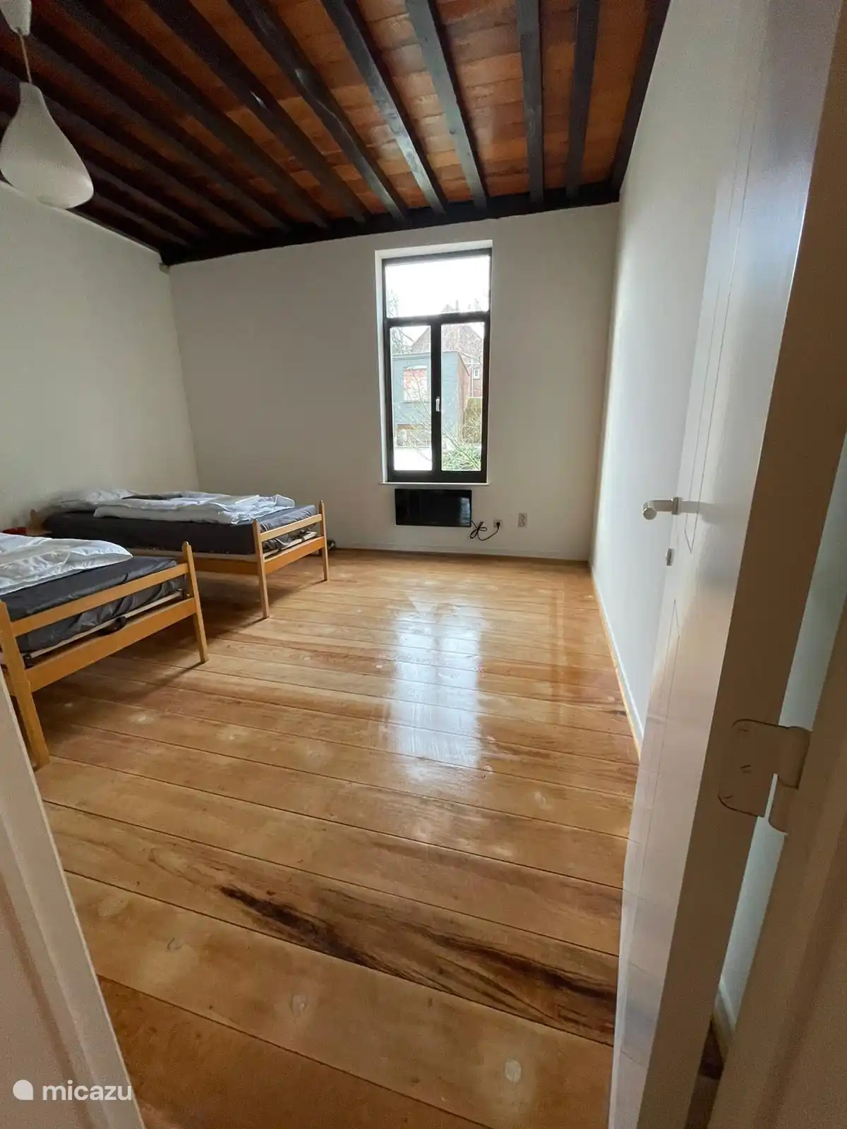 Das zweite Schlafzimmer mit zwei Einzelbetten von 90 cm. Das Hotel liegt auf der Gartenseite. 