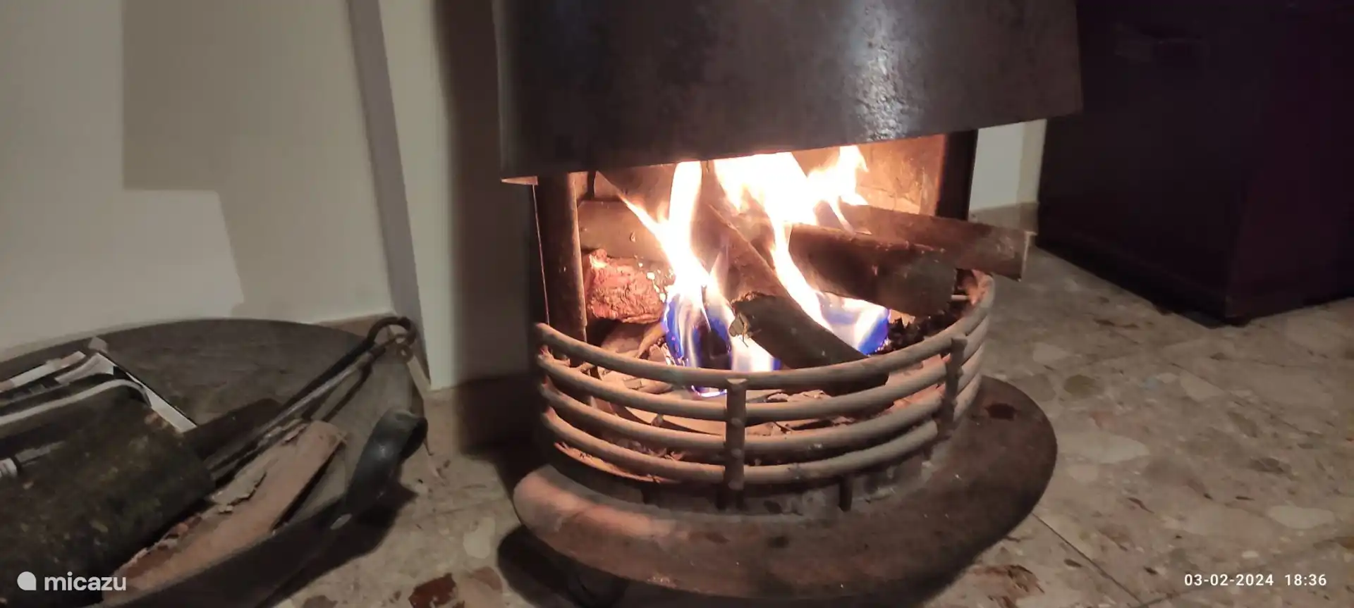 Im Wohnzimmer gibt es einen Kamin, um es besonders gemütlich zu machen. Holz ist (begrenzt) im Garten verfügbar. 