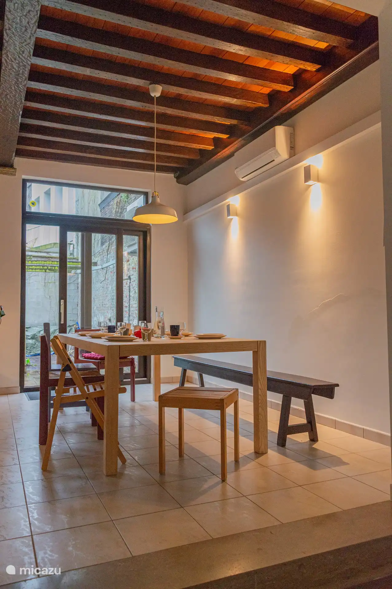 Der Essbereich verfügt über einen Tisch, an dem Sie einfach und bequem mit 6 Personen essen können. 