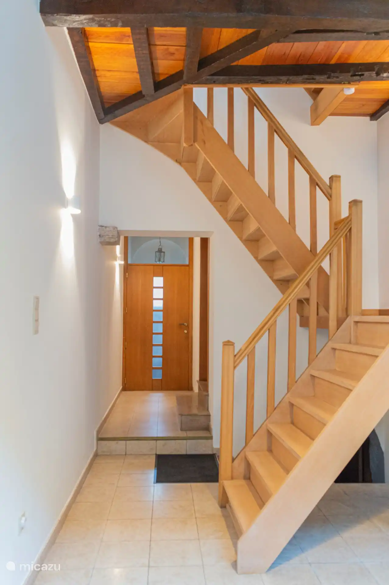 Der zentrale Flur hat eine (etwas steile) Treppe in den ersten Stock, wo sich die drei Schlafzimmer und das Badezimmer befinden. 