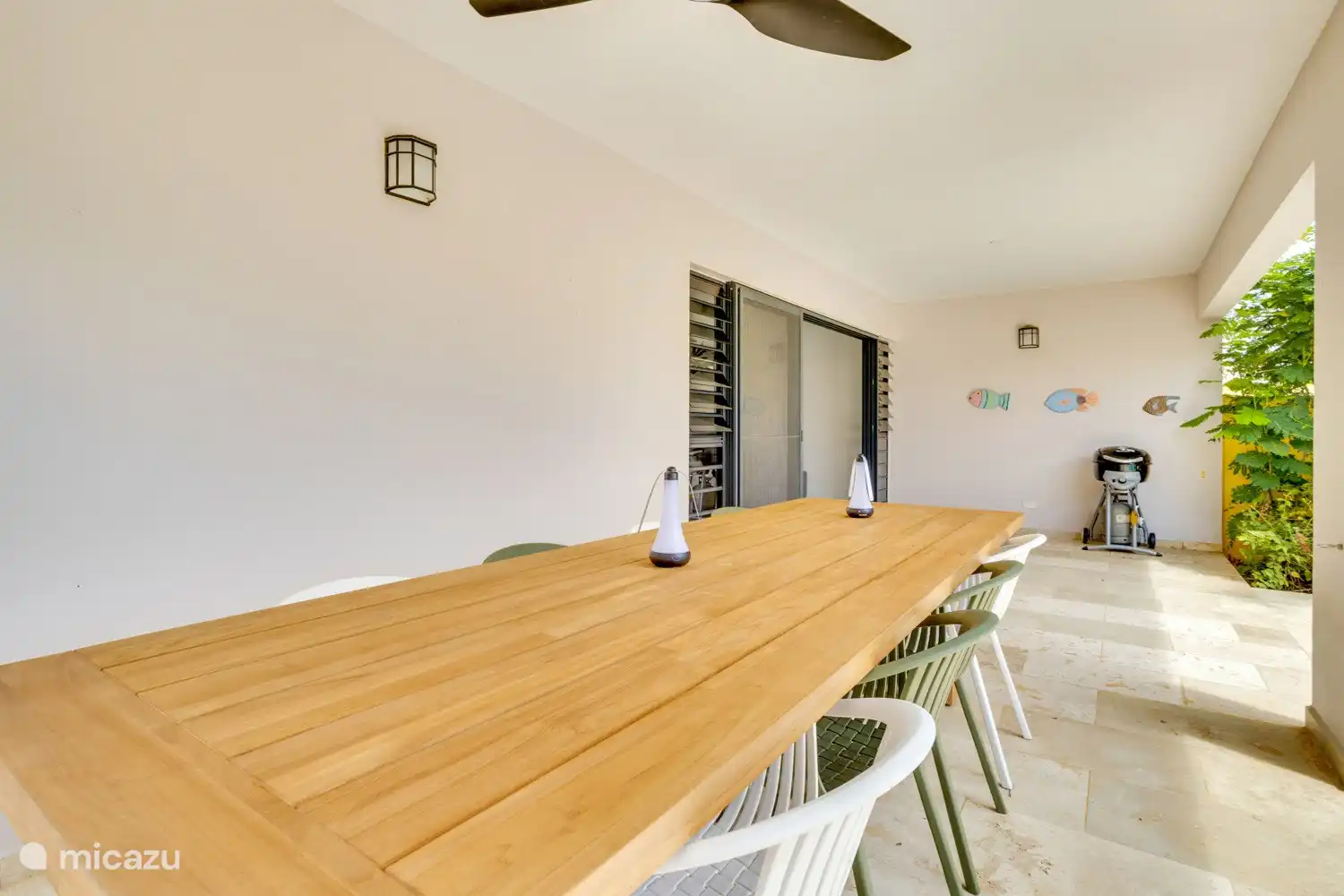 Dining area on the porch/terrace and gas BBQ