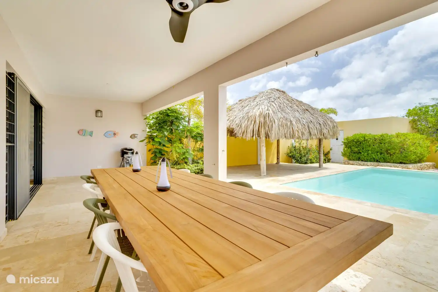 Dining area on the porch/terrace and gas BBQ