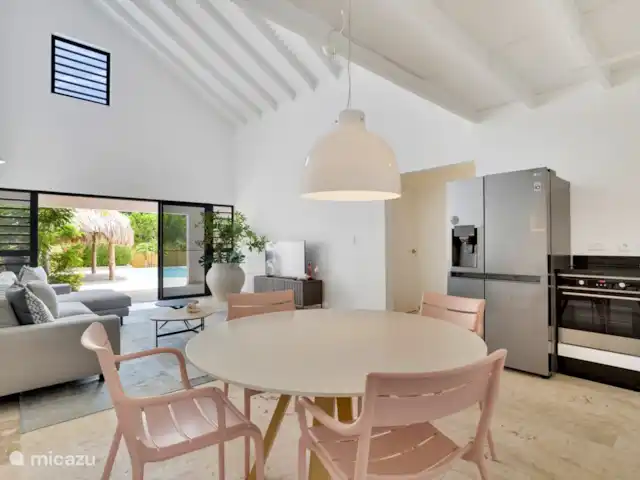 Nouvelle villa ! Villa Brosse | Bonaire, Bonaire, Kralendijk - villa Le salon est spacieux, avec de hauts plafonds et une cuisine ouverte en forme de L