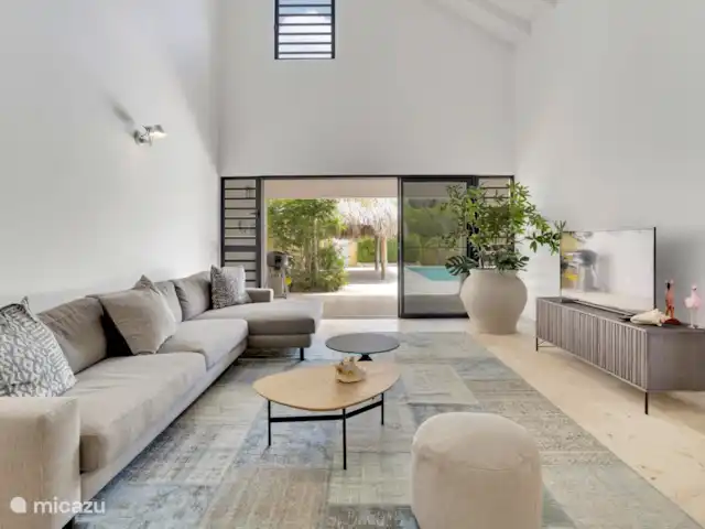 Nouvelle villa ! Villa Brosse | Bonaire, Bonaire, Kralendijk - villa L’espace de vie est spacieux, avec de hauts plafonds et une cuisine américaine en forme de L équipée d’appareils européens de haute qualité.
