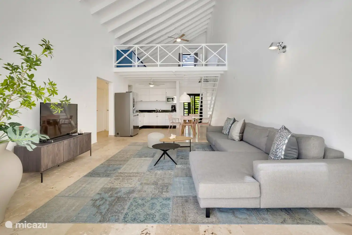 Front door, kitchen, living room and mezzanine.
To the left is the entrance to the 2 other bedrooms.