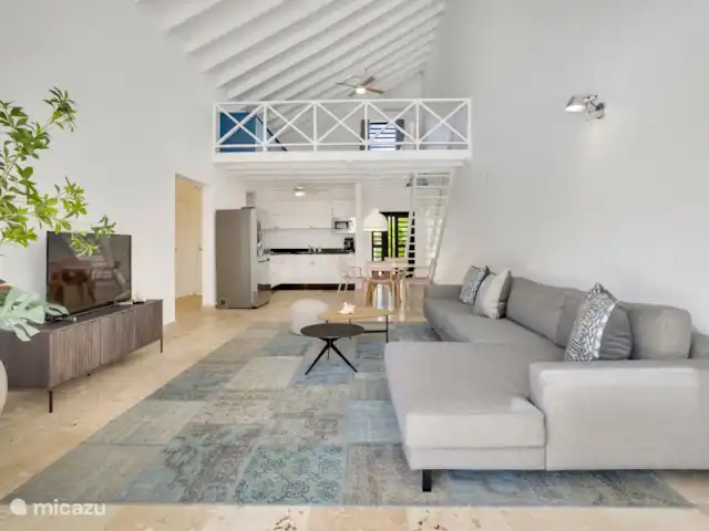 Nouvelle villa ! Villa Brosse | Bonaire, Bonaire, Kralendijk - villa Porte d’entrée, cuisine, salon et mezzanine.
À gauche se trouve l’entrée des 2 autres chambres.