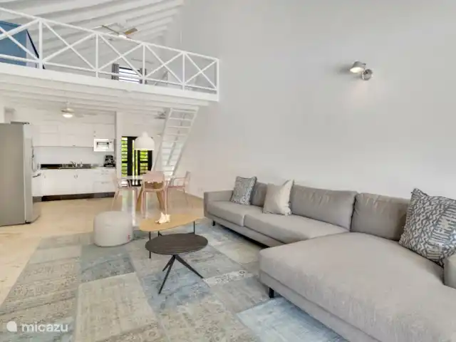 Nouvelle villa ! Villa Brosse | Bonaire, Bonaire, Kralendijk - villa Porte d’entrée, cuisine, salon et mezzanine.