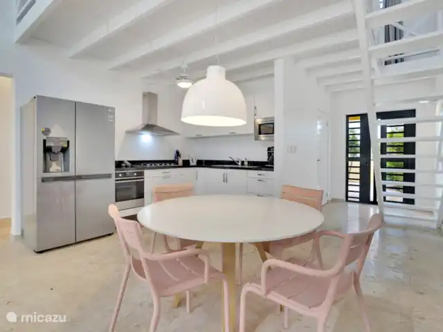 Nouvelle villa ! Villa Brosse | Bonaire, Bonaire, Kralendijk - villa Cuisine ouverte en forme de L équipée d’appareils européens de haute qualité.