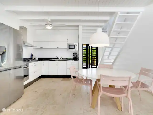 Nouvelle villa ! Villa Brosse | Bonaire, Bonaire, Kralendijk - villa Cuisine ouverte en forme de L équipée d’appareils européens de haute qualité.
