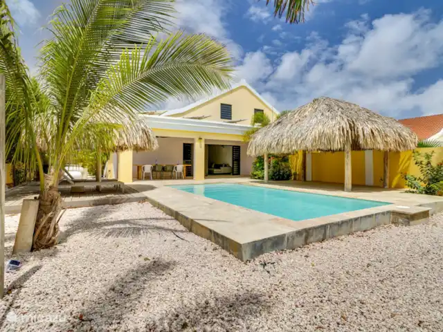 Nouvelle villa ! Villa Brosse | Bonaire, Bonaire, Kralendijk - villa La grande terrasse, avec des chaises longues, des coins salon extérieurs et deux palapas, entoure une belle piscine d’eau salée.