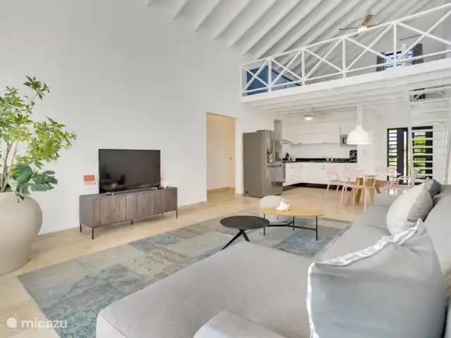Nouvelle villa ! Villa Brosse | Bonaire, Bonaire, Kralendijk - villa Le salon avec la cuisine, et la mezzanine (= troisième chambre)