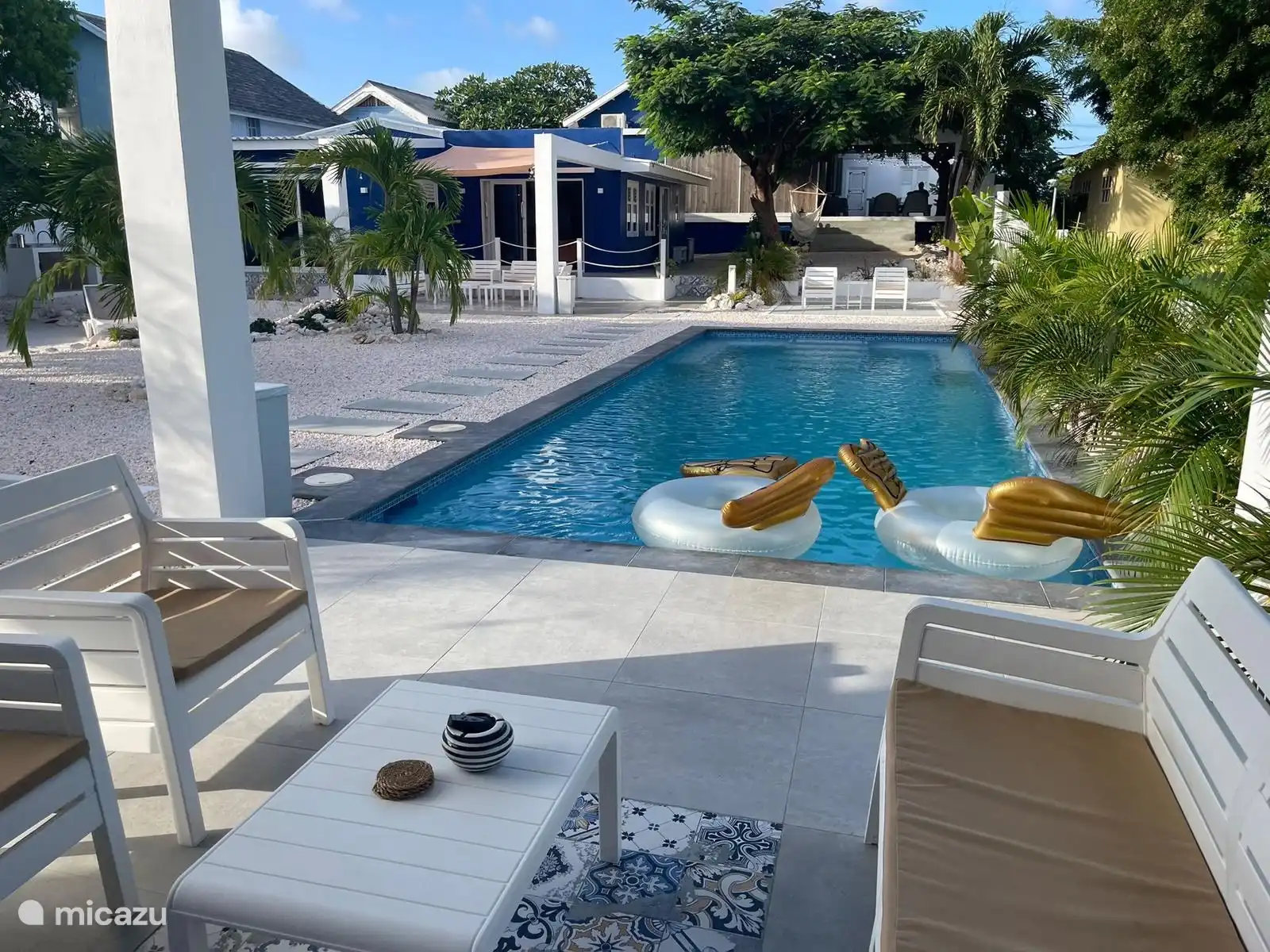 Der Pool von Ihrer Terrasse aus gesehen