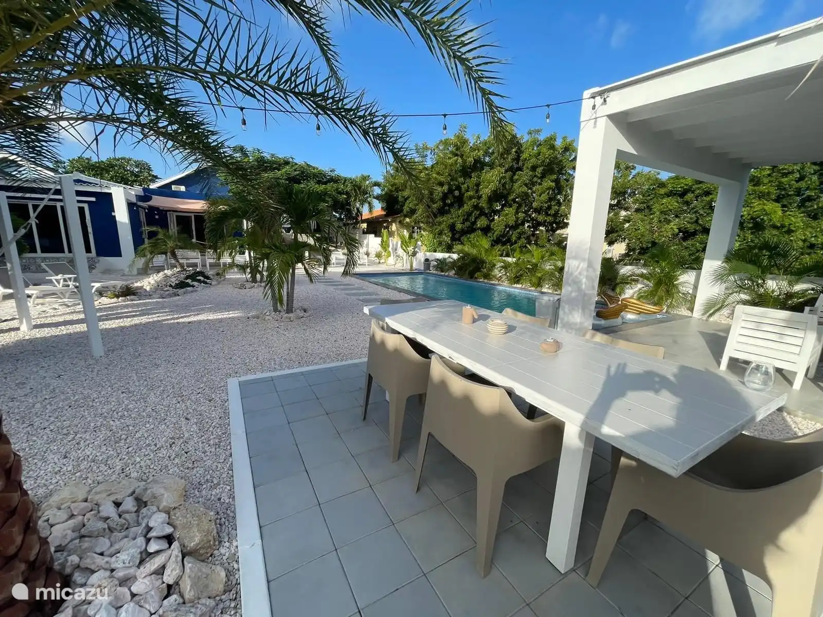 Der Tisch neben der Wohnung, super zum Frühstück 