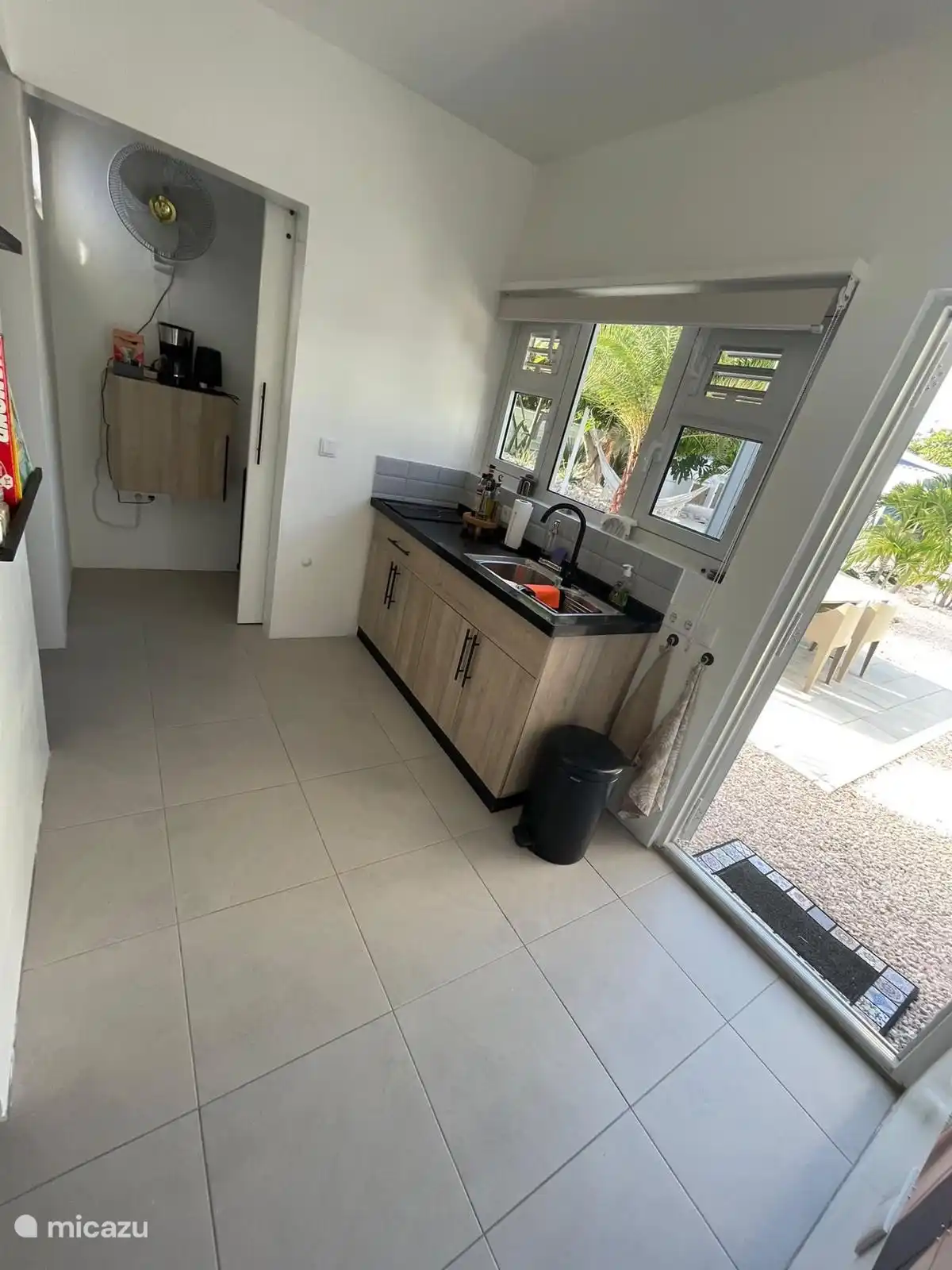 Die Küchenzeile und dahinter der Abstellraum