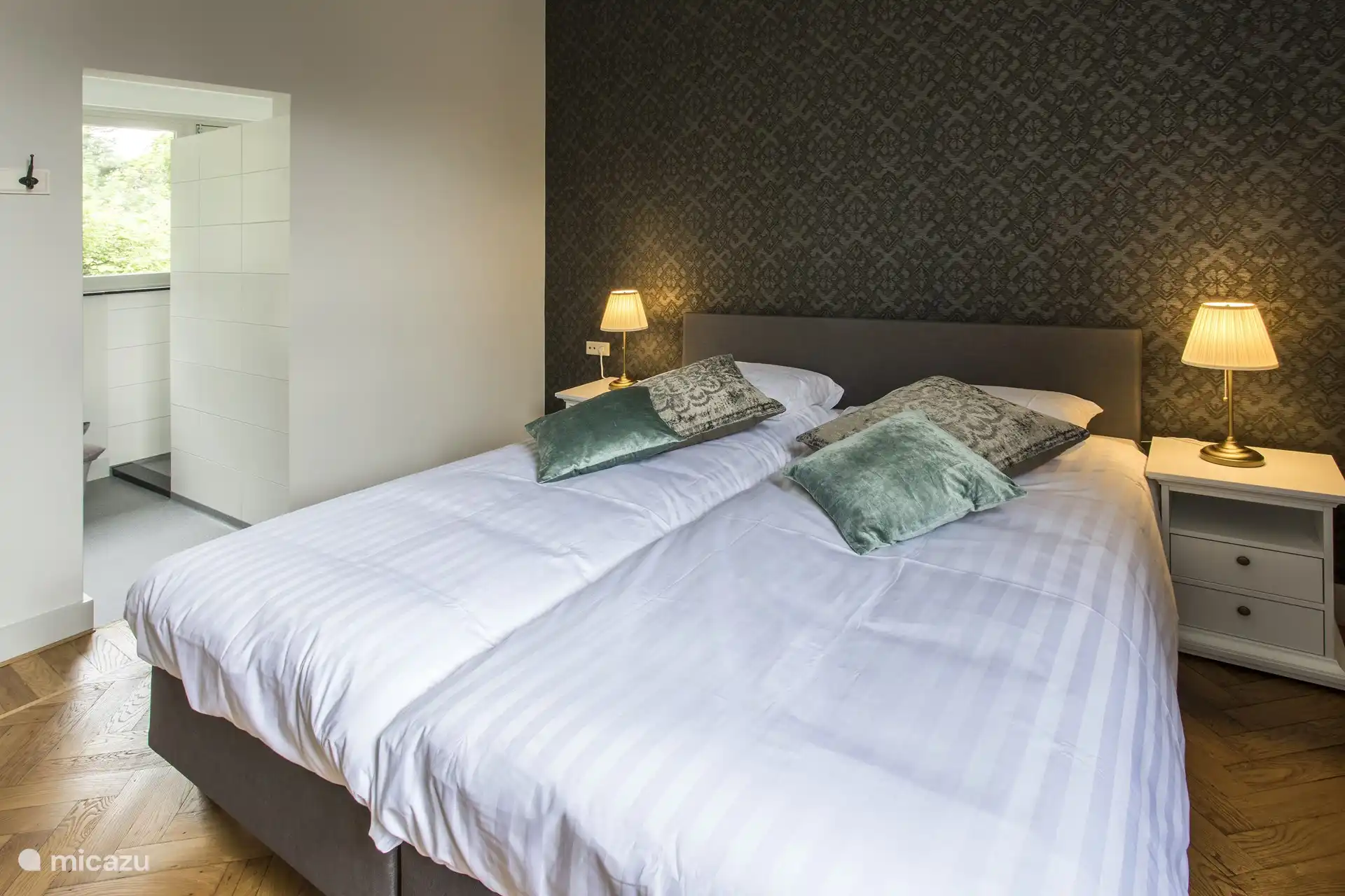 Schlafzimmer Nightcap mit Dusche und Waschbecken mit Spiegel.