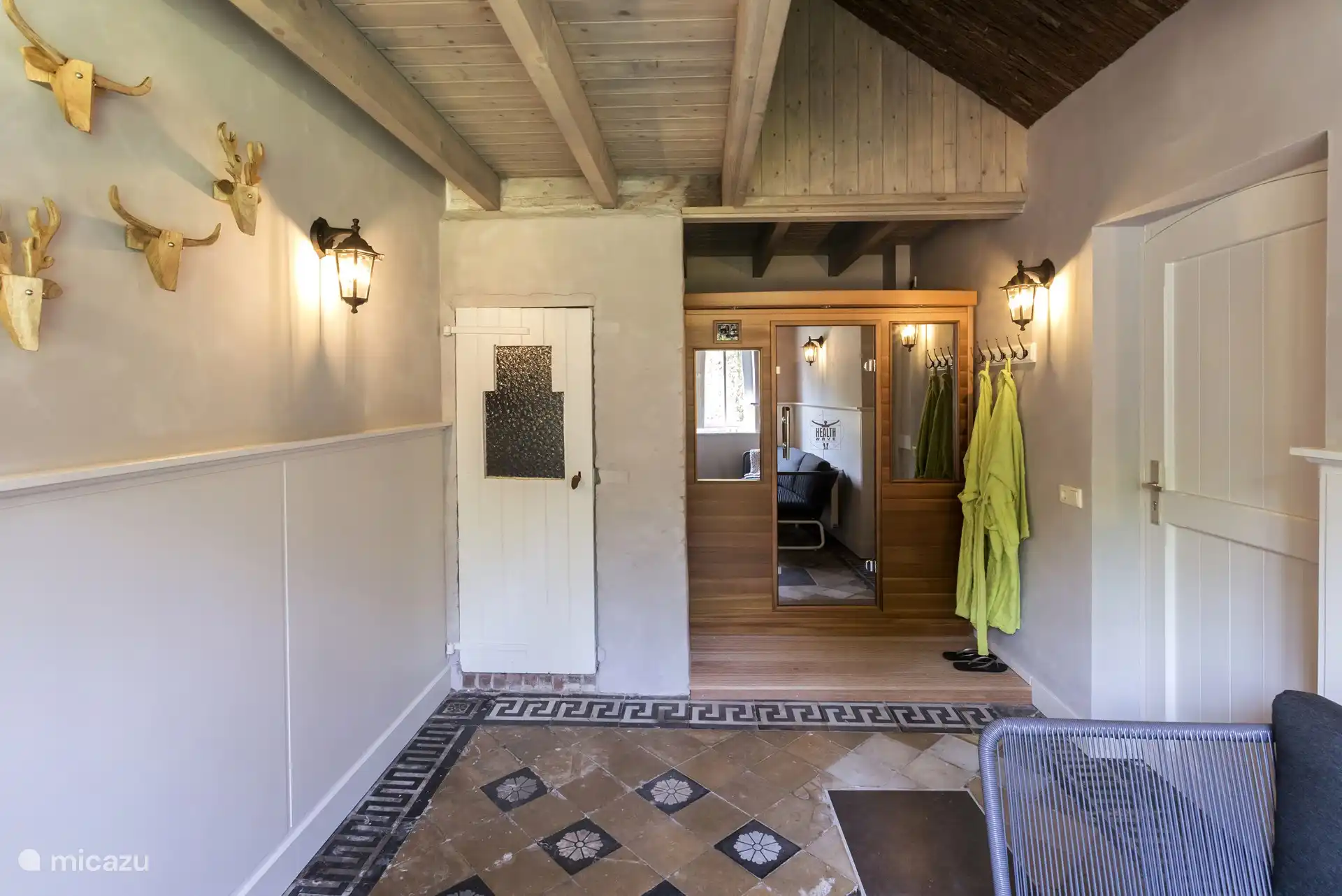 unsere Remise, in der sich die Infrarotkabine befindet, mit Toilette und Lounge-Sofa. Dies ist eine zusätzliche Buchungsoption