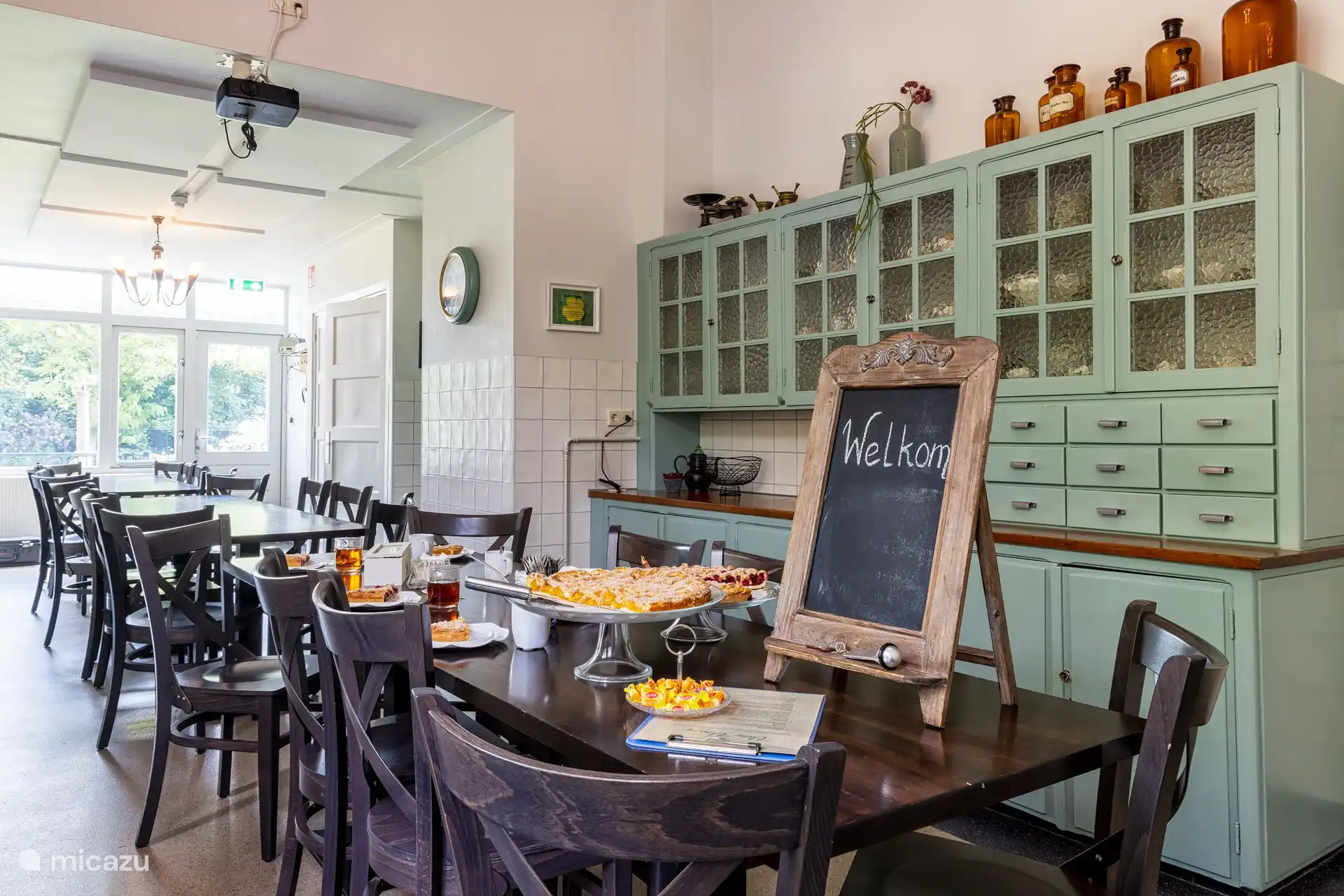 Die Küche mit den langen Tischen, um gemeinsam zu essen oder ein Spiel auf dem Beamer zu spielen.